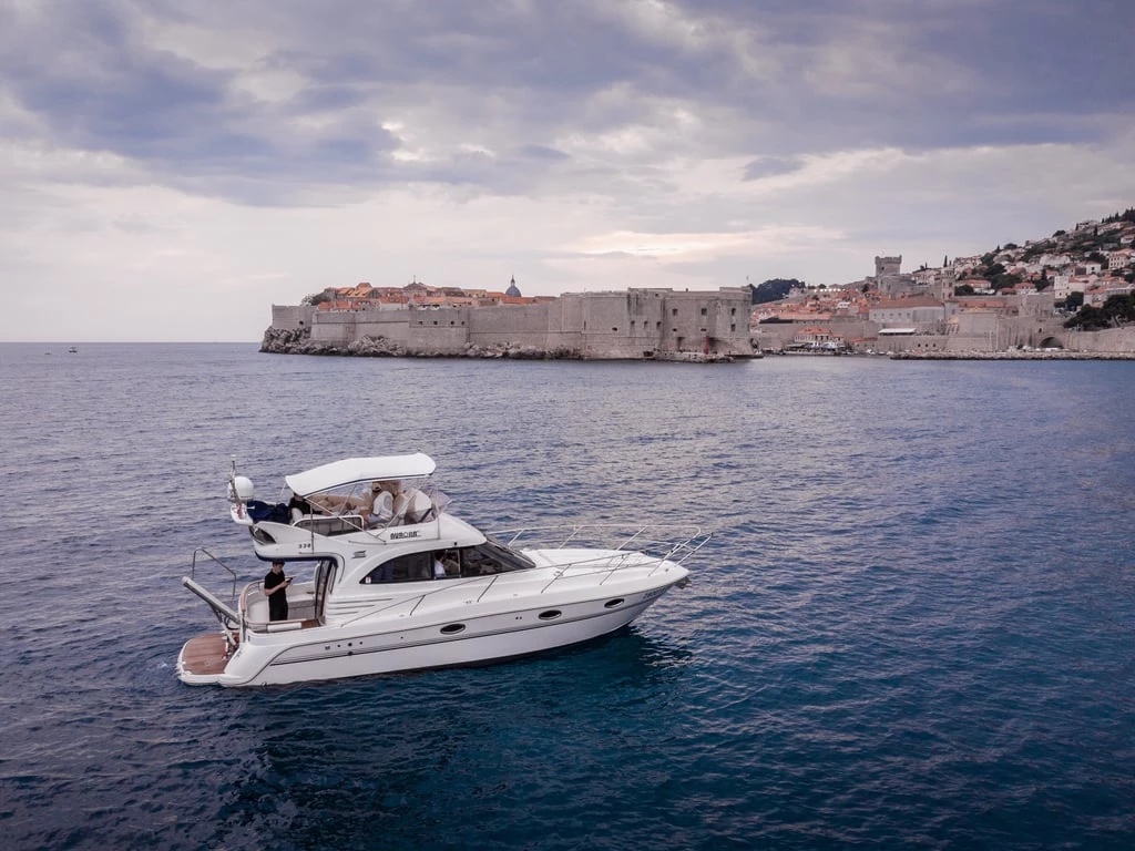 Galeon 330 Fly — 11 m Flybridge Charter from Gruž — Flybridge · 11 m