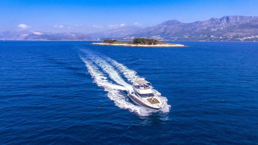 Jeanneau Prestige 440 Fly flybridge yacht at anchor in an Adriatic bay